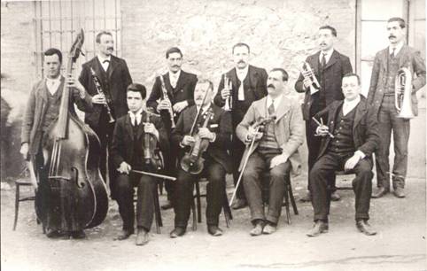 “La Constància” (1907): Drets (d’esquerra a dreta): Francesc Safont (Cesc Xarò), Pere Mas, ?????, Joan Soler, Josep Mas, Valentí Anglada. Asseguts (d’esquerra a dreta): Sebastià Guitart, ?????, Antonio Heras (Sarró), Josep Safont.