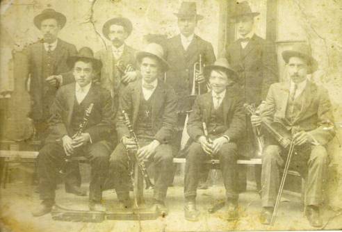 Orquestra “Nova Hamonia” (1911): Drets (d’esquerra a dreta): Francesc Sala, Ramon Sala, Sibil, Jaume Sala. Asseguts (d’esquerra a dreta): Salvador Jané, Josep Sala, Ventura Sellart, Josep Cristòfol.