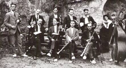 Cobla “Principal del Berguedà” (1926): Drets (d’esquerra a dreta): Sebastià Guitart, Ramon Sala, ?????, Jaume Sala, Lluís Ferrrer, Josep Calderer “Ridol”. Asseguts (d’esquerra a dreta): ?????, Josep Cristòfol, Josep Sala, Salvador Jané “Reiet”.